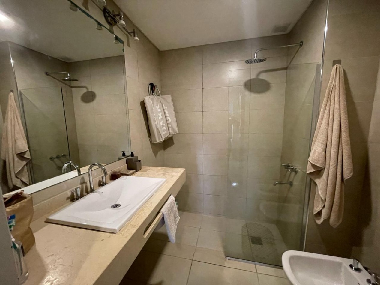 VENDO PISO EN ZONA PARQUE 3 DORMITORIOS, 3 BAÑOS, COCHERA U$S 250.000.
