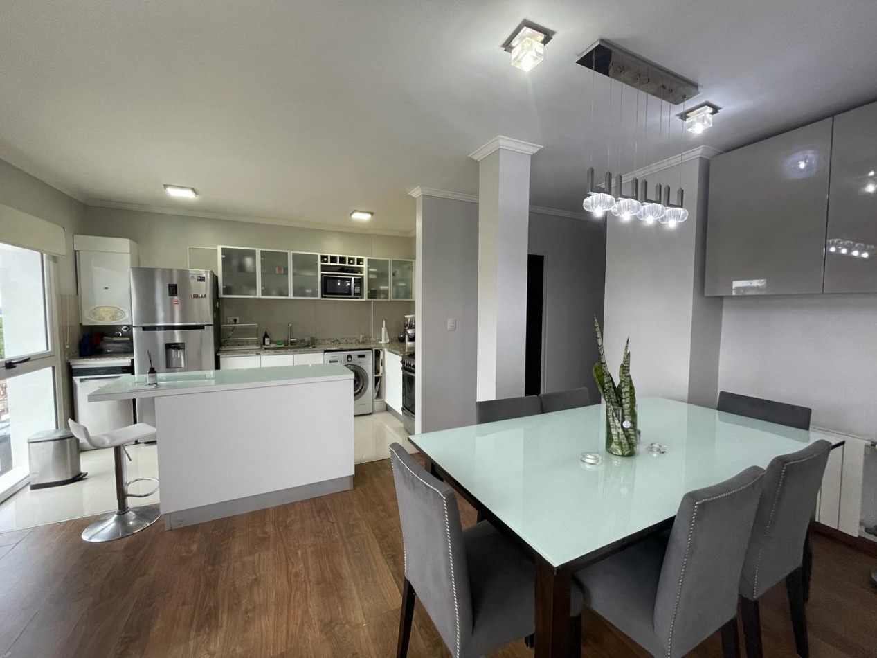 VENDO PISO EN ZONA PARQUE 3 DORMITORIOS, 3 BAÑOS, COCHERA U$S 250.000.
