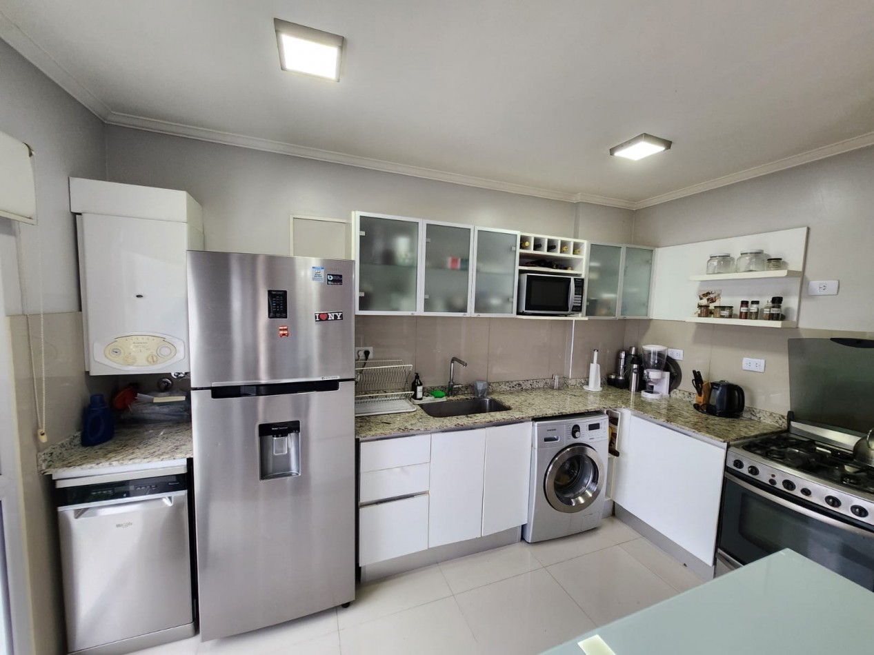 VENDO PISO EN ZONA PARQUE 3 DORMITORIOS, 3 BAÑOS, COCHERA U$S 250.000.