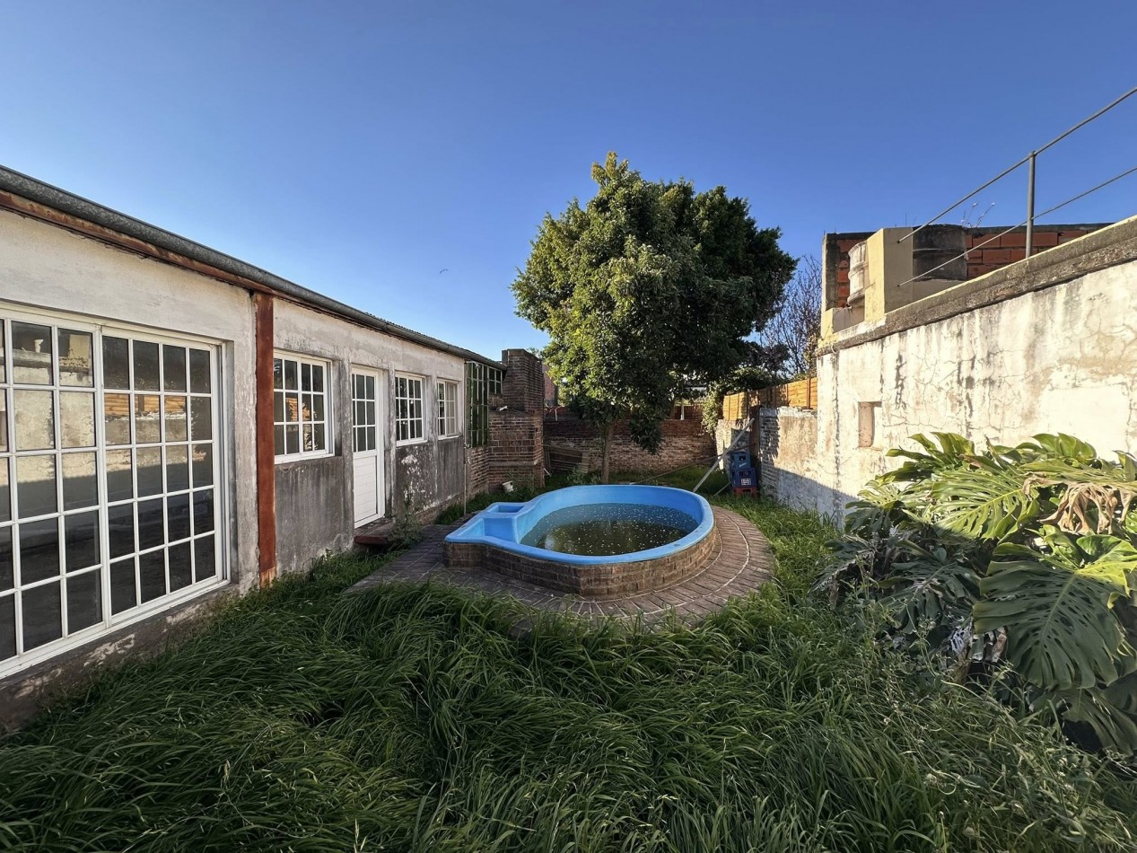 VENDO CASA 3 DORM, 2 COCHERAS. QUINCHO Y PILETA U$D 55.000