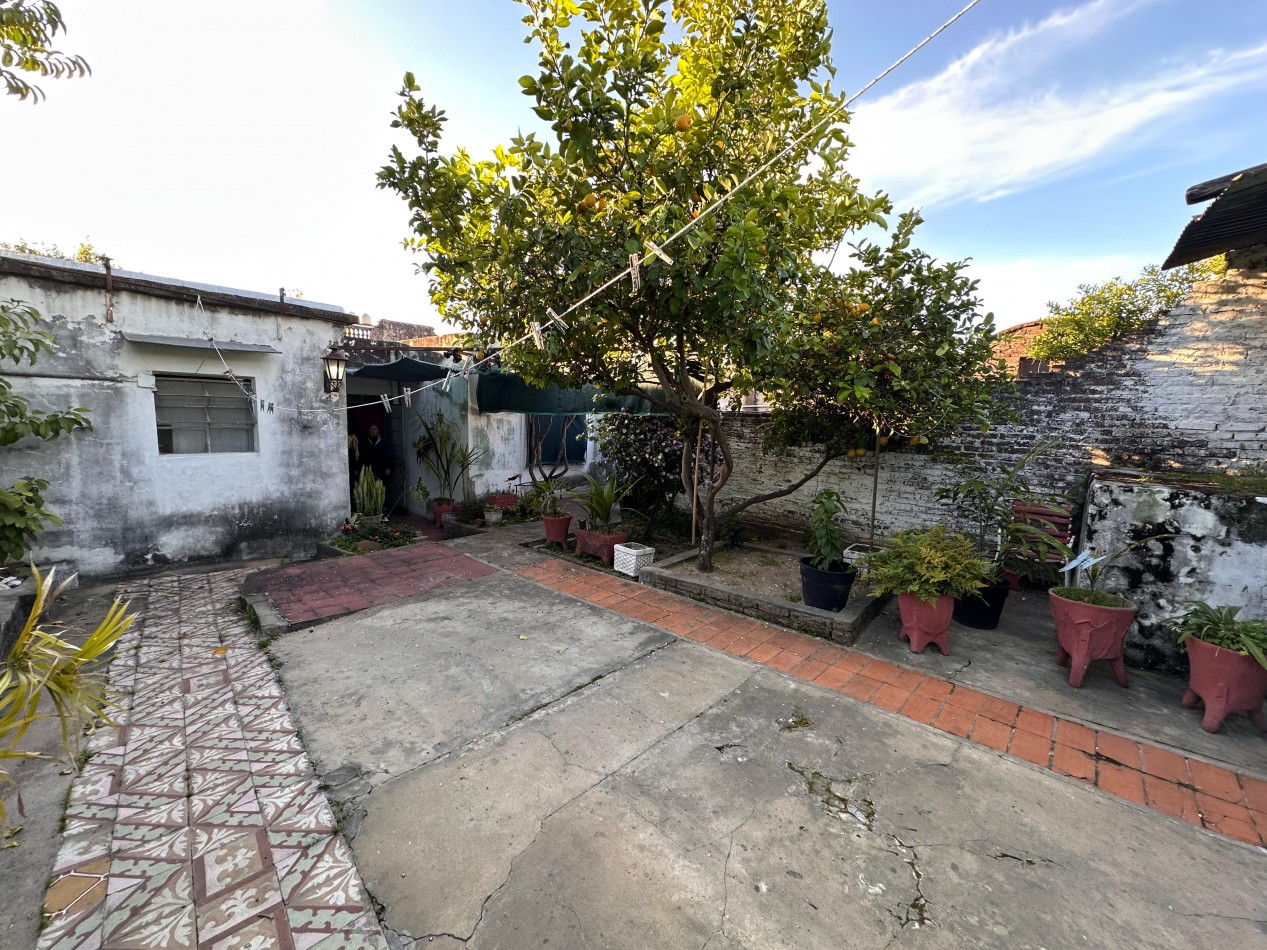VENDO CASA 3 DORMITORIOS, 2 BAÑOS, COCHERA, PATIO Y QUINCHO.  ZONA CENTRO U$D 100.000 .