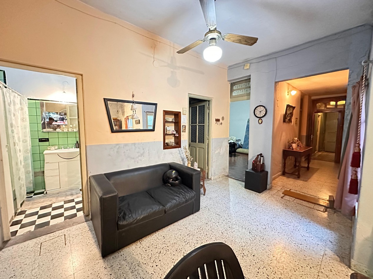 VENDO CASA 3 DORMITORIOS, 2 BAÑOS, COCHERA, PATIO Y QUINCHO.  ZONA CENTRO U$D 100.000 .