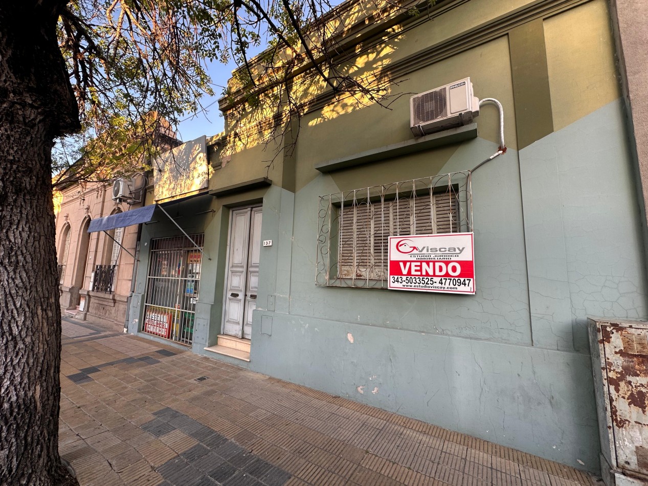 VENDO CASA 3 DORMITORIOS, 2 BAÑOS, COCHERA, PATIO Y QUINCHO.  ZONA CENTRO U$D 100.000 .