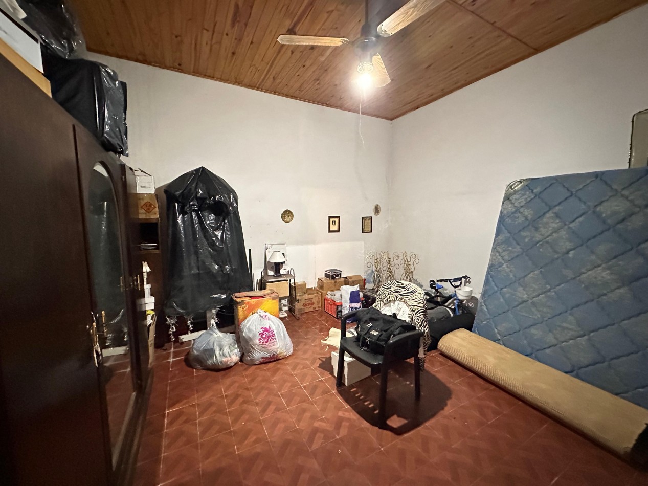 VENDO CASA 3 DORMITORIOS, 2 BAÑOS, COCHERA, PATIO Y QUINCHO.  ZONA CENTRO U$D 100.000 .