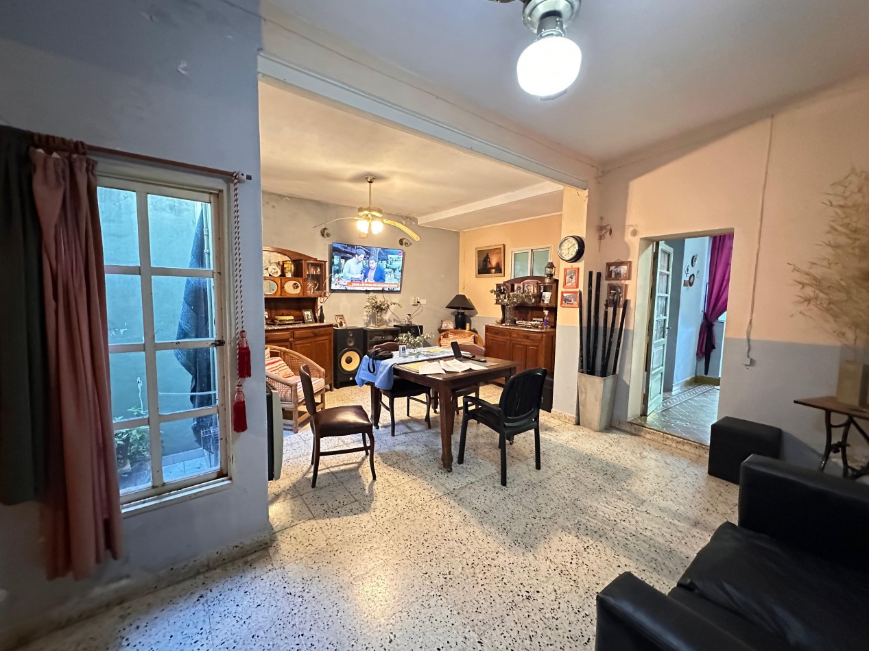 VENDO CASA 3 DORMITORIOS, 2 BAÑOS, COCHERA, PATIO Y QUINCHO.  ZONA CENTRO U$D 100.000 .