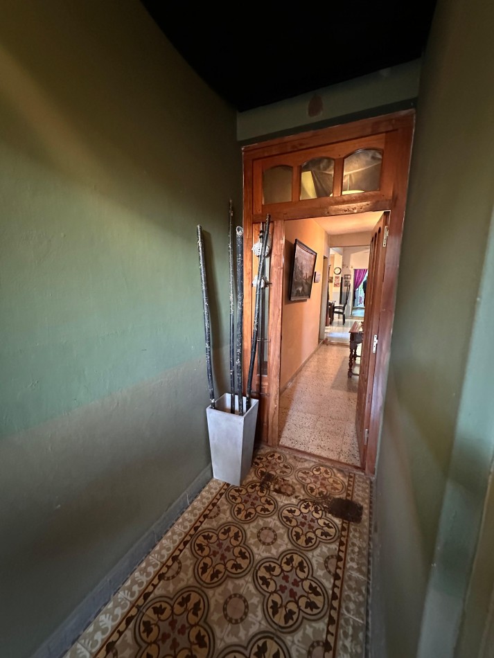 VENDO CASA 3 DORMITORIOS, 2 BAÑOS, COCHERA, PATIO Y QUINCHO.  ZONA CENTRO U$D 100.000 .