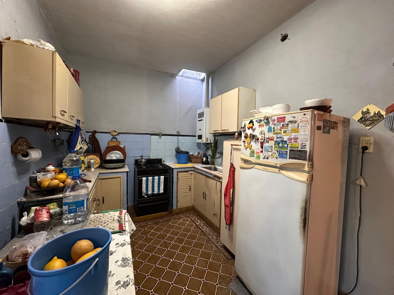 VENDO CASA 3 DORMITORIOS, 2 BAÑOS, COCHERA, PATIO Y QUINCHO.  ZONA CENTRO U$D 100.000 .