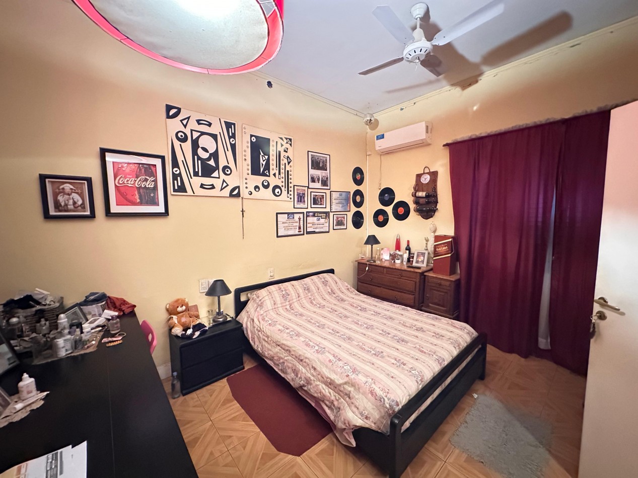 VENDO CASA 3 DORMITORIOS, 2 BAÑOS, COCHERA, PATIO Y QUINCHO.  ZONA CENTRO U$D 100.000 .