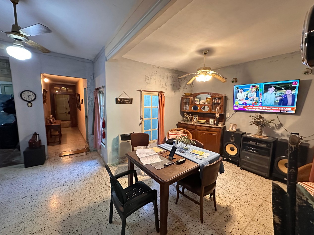 VENDO CASA 3 DORMITORIOS, 2 BAÑOS, COCHERA, PATIO Y QUINCHO.  ZONA CENTRO U$D 100.000 .