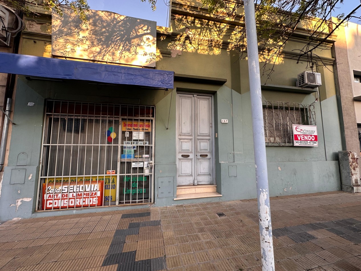 VENDO CASA 3 DORMITORIOS, 2 BAÑOS, COCHERA, PATIO Y QUINCHO.  ZONA CENTRO U$D 100.000 .