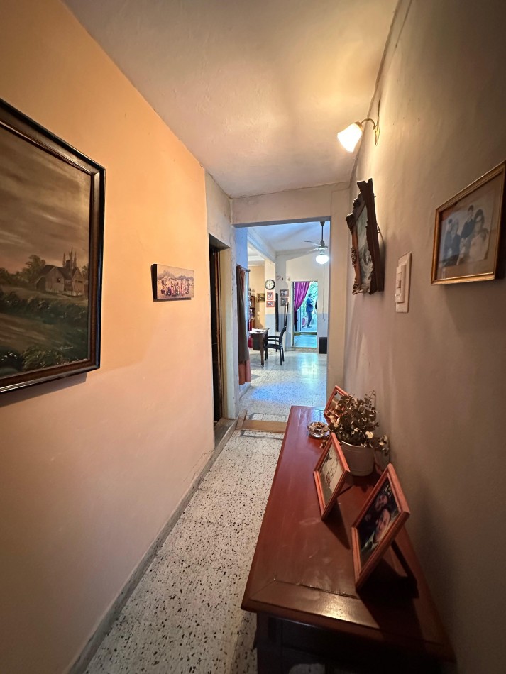 VENDO CASA 3 DORMITORIOS, 2 BAÑOS, COCHERA, PATIO Y QUINCHO.  ZONA CENTRO U$D 100.000 .