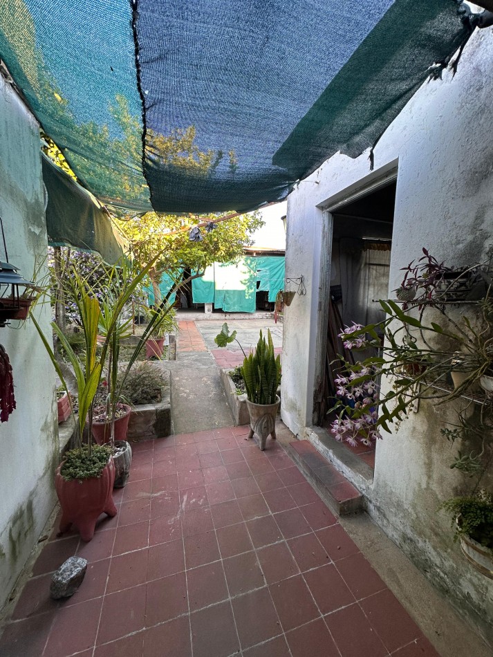 VENDO CASA 3 DORMITORIOS, 2 BAÑOS, COCHERA, PATIO Y QUINCHO.  ZONA CENTRO U$D 100.000 .