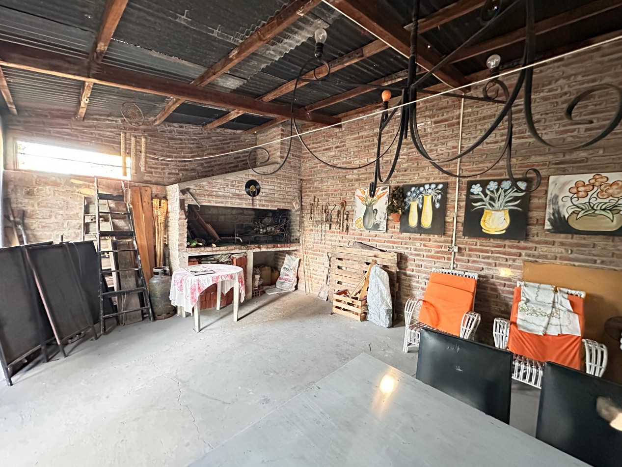 VENDO CASA 3 DORMITORIOS, 2 BAÑOS, COCHERA, PATIO Y QUINCHO.  ZONA CENTRO U$D 100.000 .