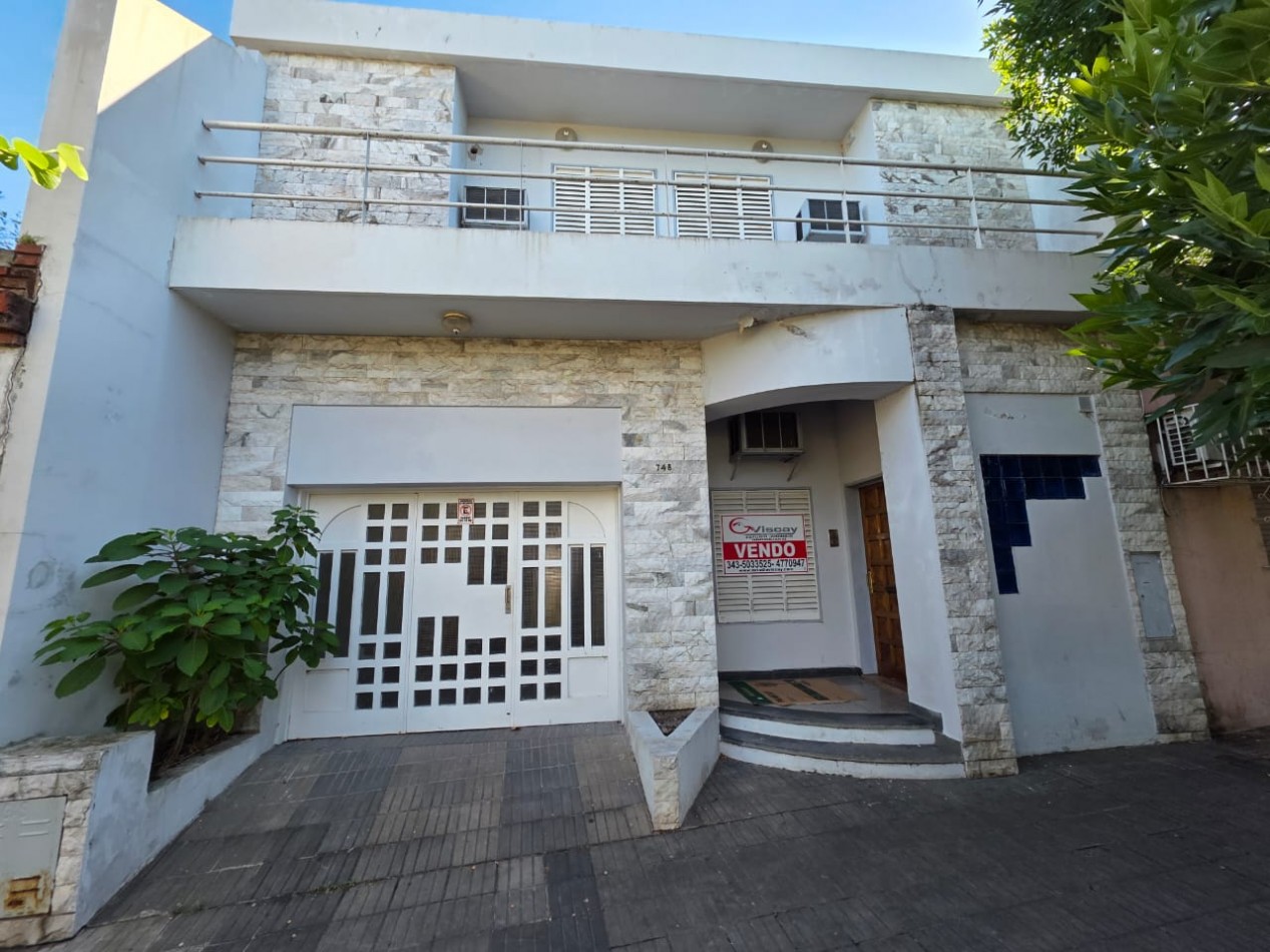 VENDO IMPORTANTE CASA CENTRICA 5 DORMITORIOS, 2 COCHERAS, PILETA 
