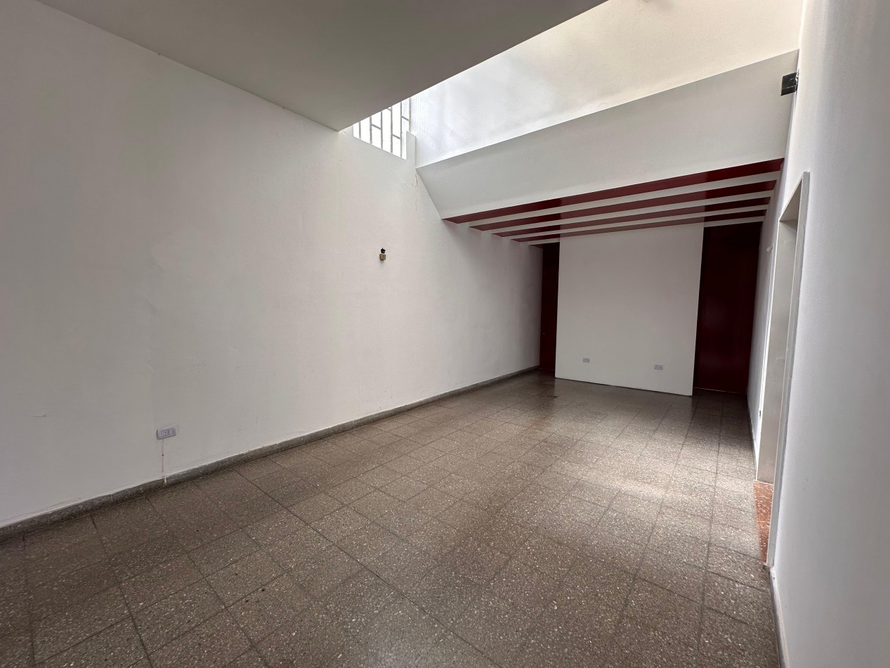VENDO IMPORTANTE CASA CENTRICA 5 DORMITORIOS, 2 COCHERAS, PILETA 