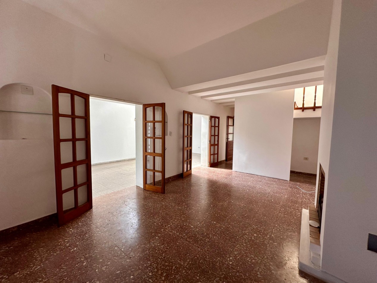 VENDO IMPORTANTE CASA CENTRICA 5 DORMITORIOS, 2 COCHERAS, PILETA 