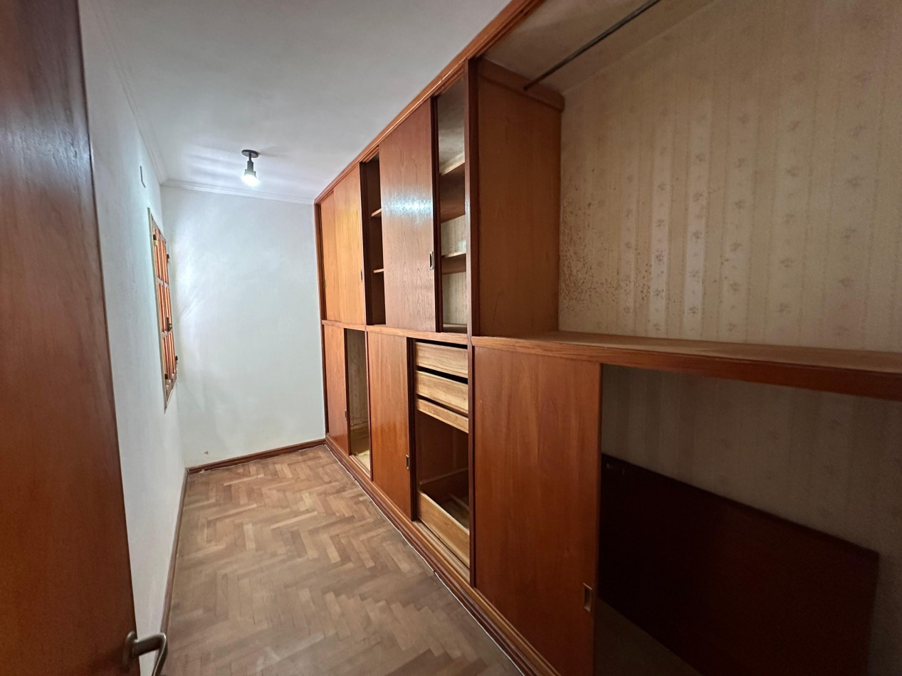 VENDO IMPORTANTE CASA CENTRICA 5 DORMITORIOS, 2 COCHERAS, PILETA 