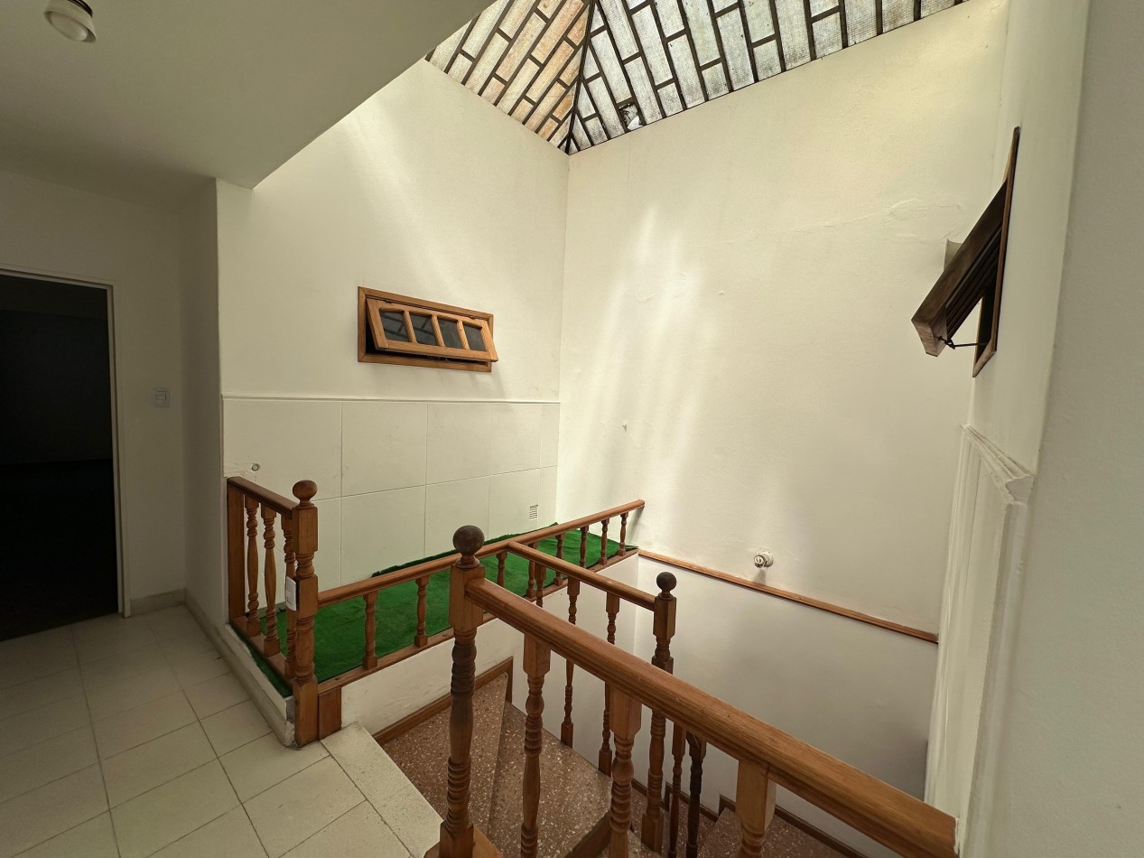 VENDO IMPORTANTE CASA CENTRICA 5 DORMITORIOS, 2 COCHERAS, PILETA 