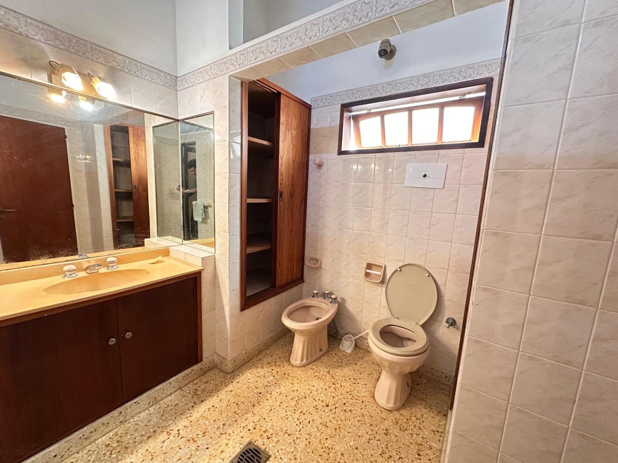 VENDO IMPORTANTE CASA CENTRICA 5 DORMITORIOS, 2 COCHERAS, PILETA 