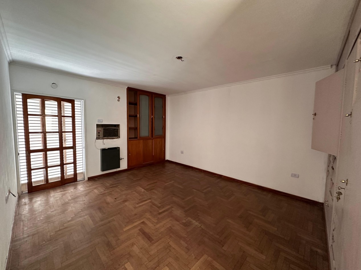 VENDO IMPORTANTE CASA CENTRICA 5 DORMITORIOS, 2 COCHERAS, PILETA 
