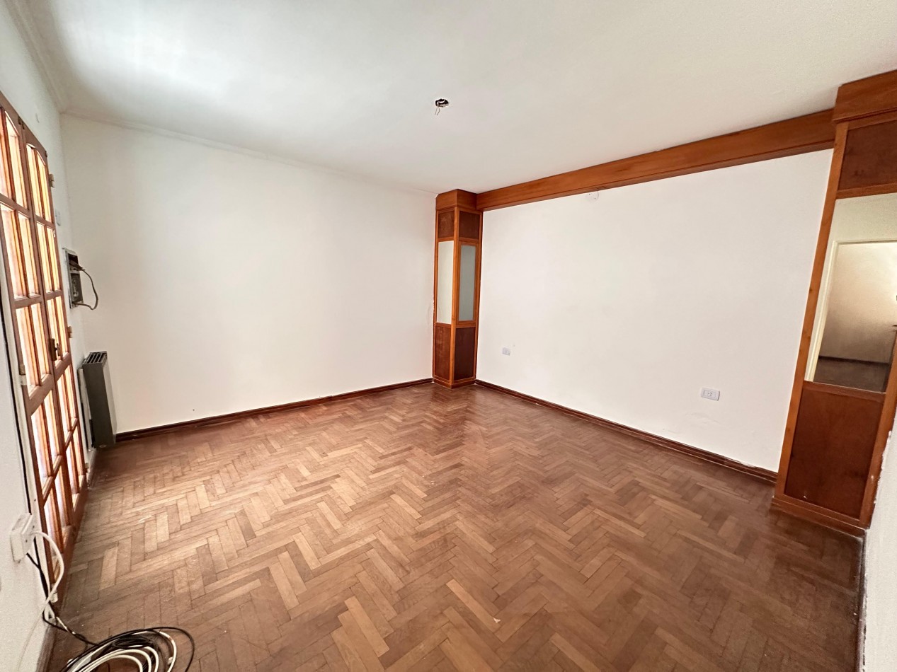 VENDO IMPORTANTE CASA CENTRICA 5 DORMITORIOS, 2 COCHERAS, PILETA 