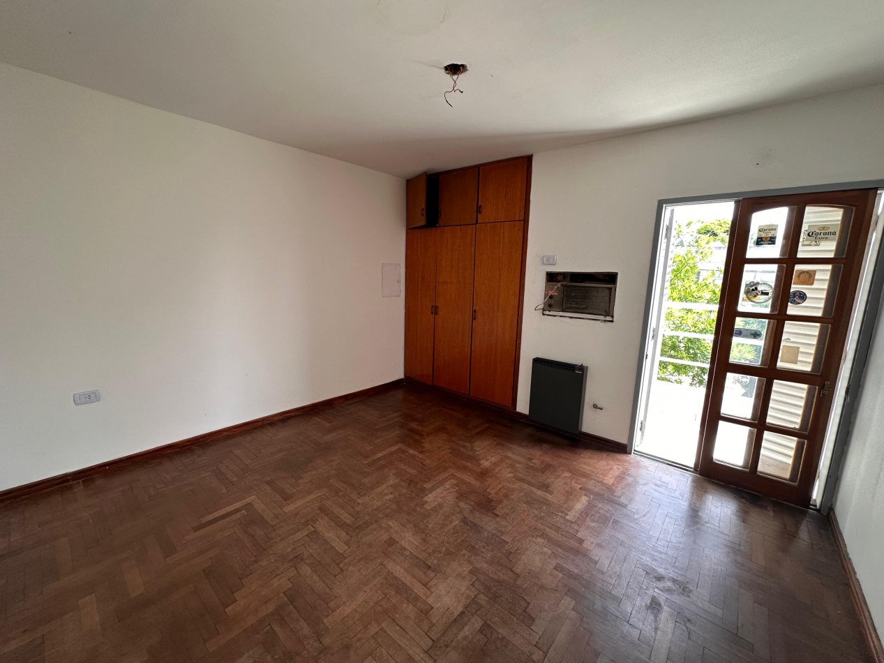 VENDO IMPORTANTE CASA CENTRICA 5 DORMITORIOS, 2 COCHERAS, PILETA 