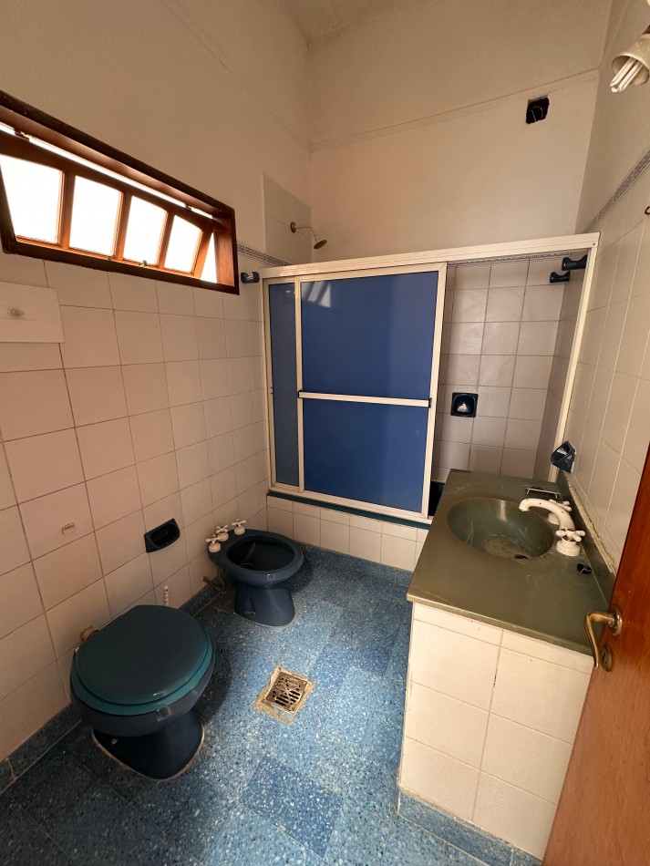 VENDO IMPORTANTE CASA CENTRICA 5 DORMITORIOS, 2 COCHERAS, PILETA 