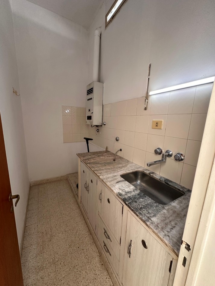 VENDO IMPORTANTE CASA CENTRICA 5 DORMITORIOS, 2 COCHERAS, PILETA 