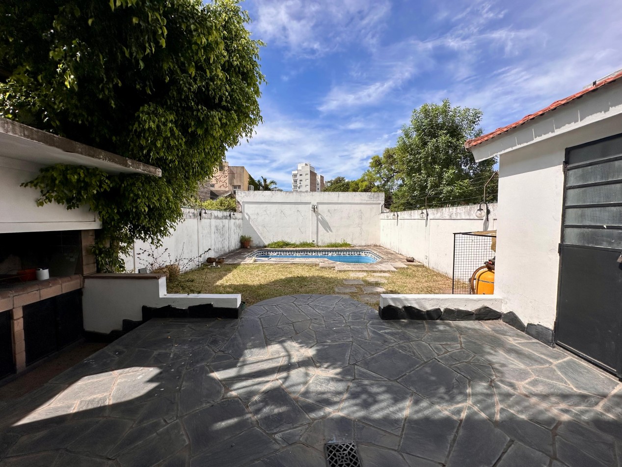 VENDO IMPORTANTE CASA CENTRICA 5 DORMITORIOS, 2 COCHERAS, PILETA 
