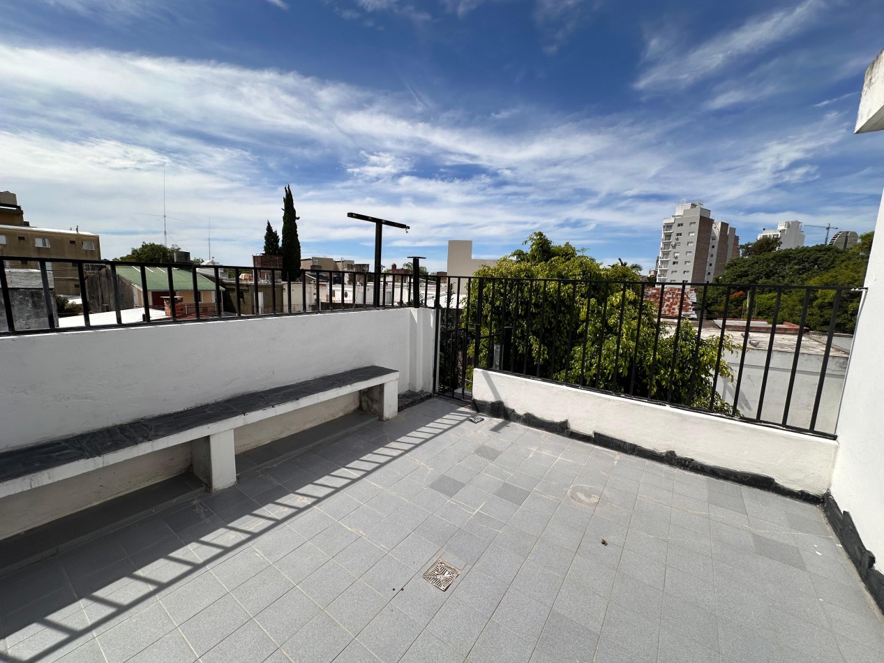 VENDO IMPORTANTE CASA CENTRICA 5 DORMITORIOS, 2 COCHERAS, PILETA 