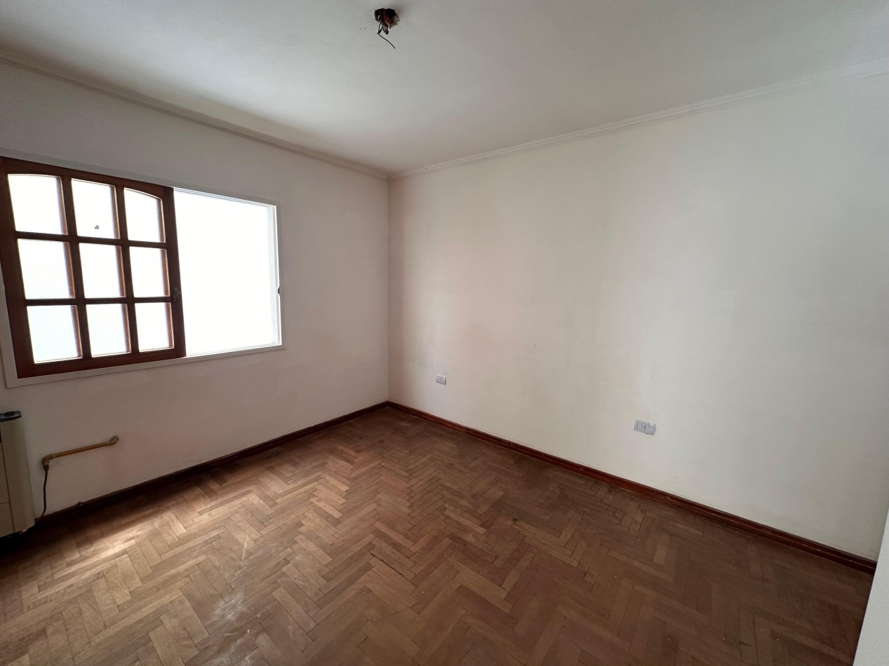 VENDO IMPORTANTE CASA CENTRICA 5 DORMITORIOS, 2 COCHERAS, PILETA 