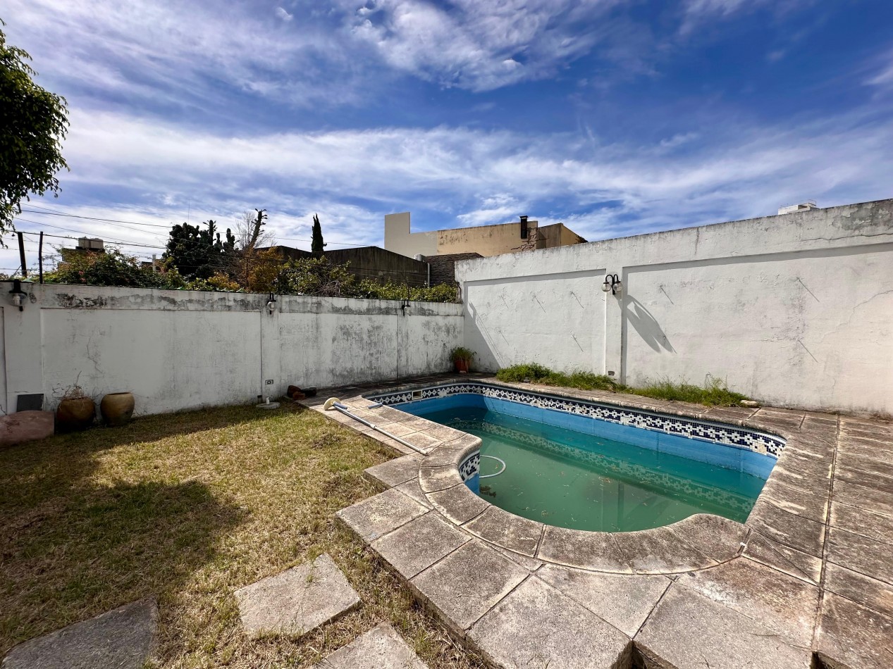 VENDO IMPORTANTE CASA CENTRICA 5 DORMITORIOS, 2 COCHERAS, PILETA 
