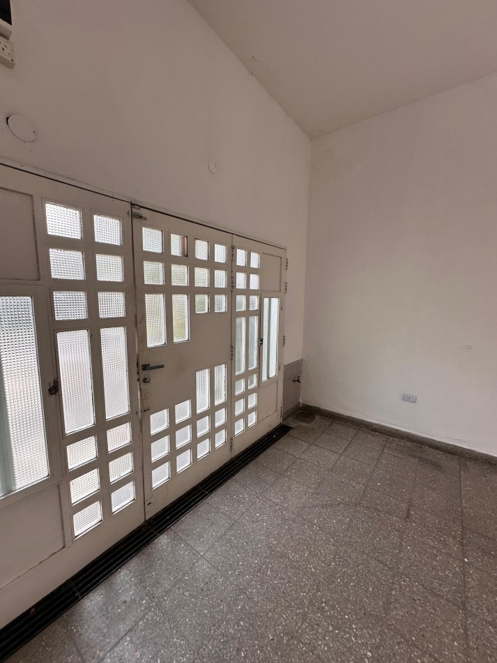 VENDO IMPORTANTE CASA CENTRICA 5 DORMITORIOS, 2 COCHERAS, PILETA 