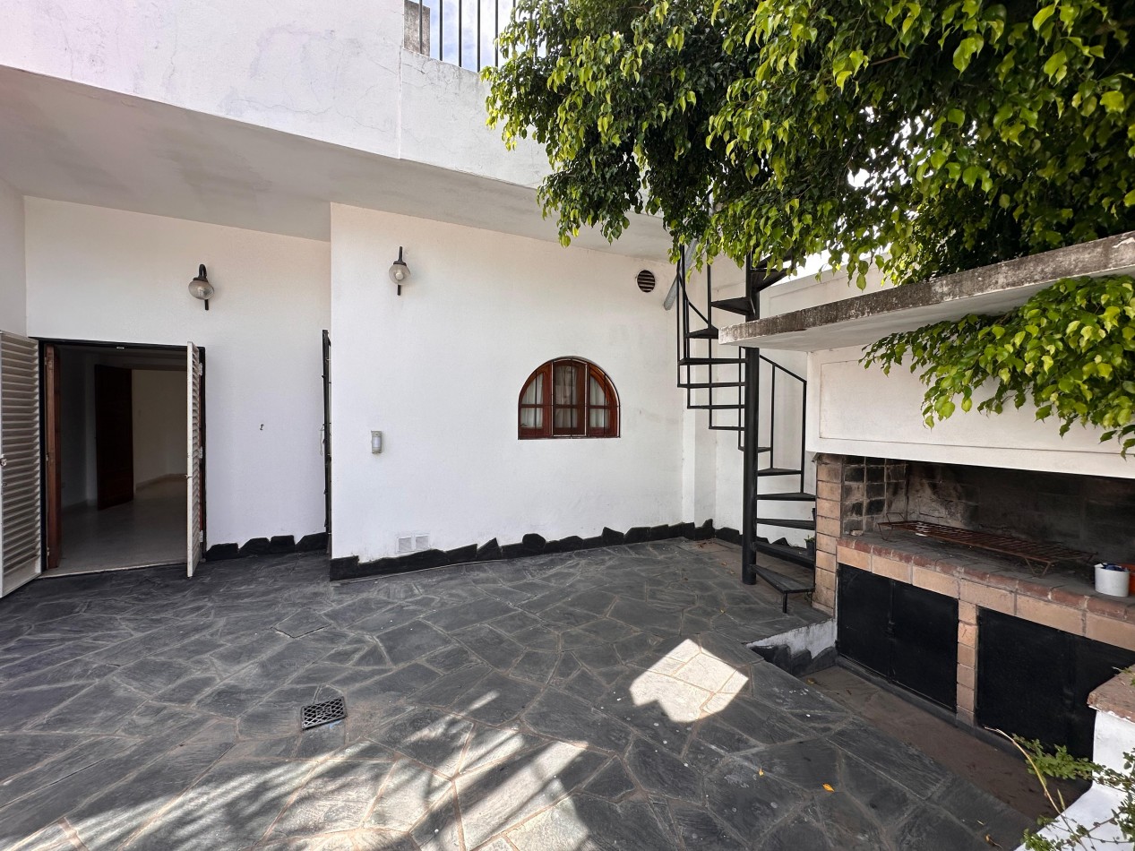 VENDO IMPORTANTE CASA CENTRICA 5 DORMITORIOS, 2 COCHERAS, PILETA 