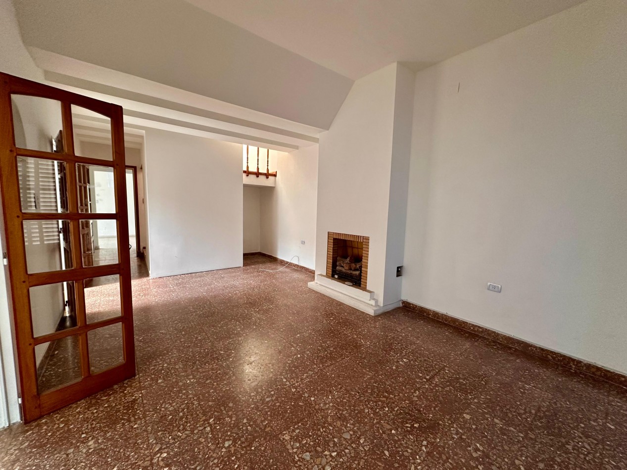 VENDO IMPORTANTE CASA CENTRICA 5 DORMITORIOS, 2 COCHERAS, PILETA 