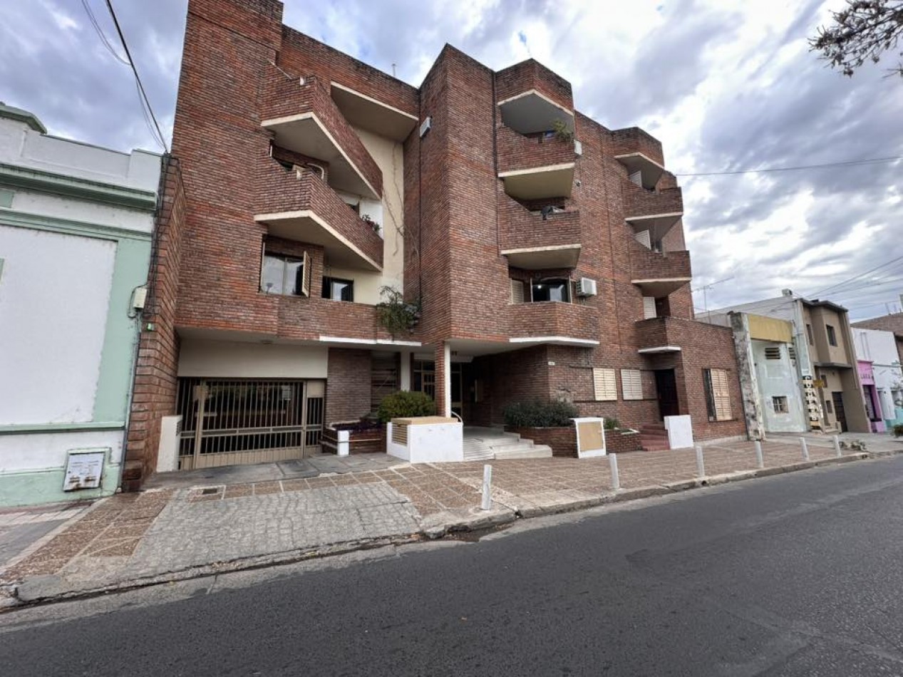 VENDO COCHERA CENTRICA