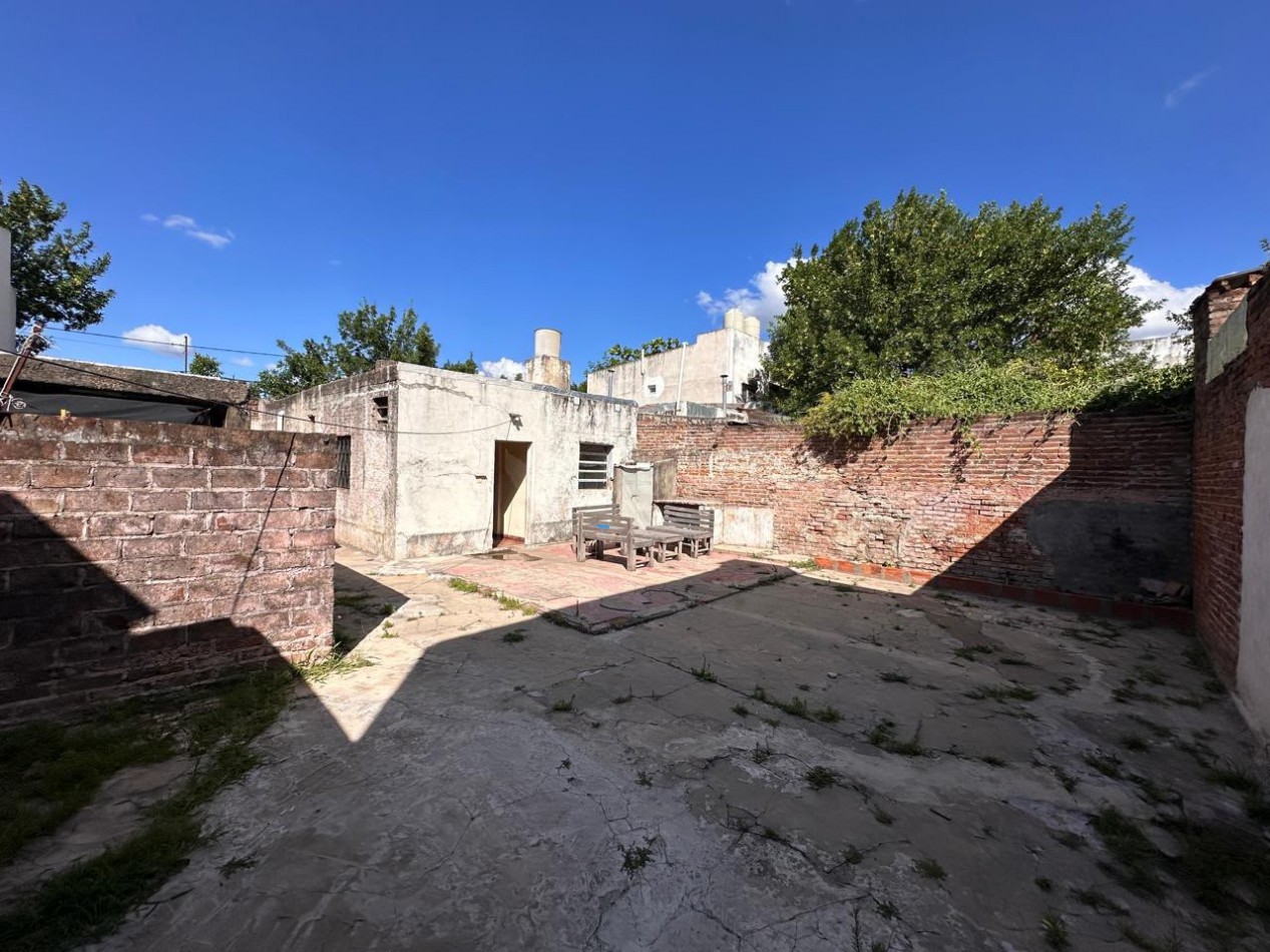 VENDO CASA A RECICLAR ZONA AV. RAMIREZ Y PASTEUR. U$D 49.000 