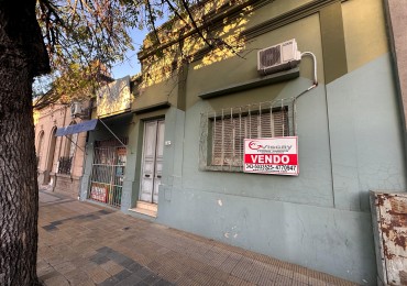 VENDO CASA 3 DORMITORIOS, 2 BAÑOS, COCHERA, PATIO Y QUINCHO.  ZONA CENTRO U$D 100.000 .