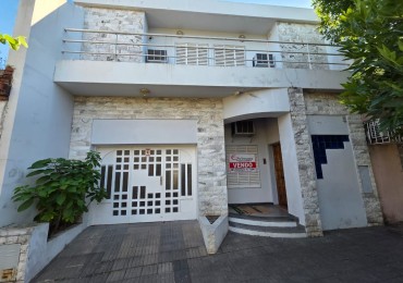 VENDO IMPORTANTE CASA CENTRICA 5 DORMITORIOS, 2 COCHERAS, PILETA 